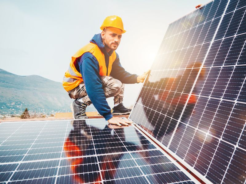 Equipe Azimute em instalação de sistema solar