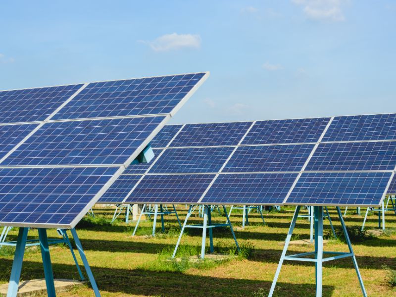 Usina de painéis solares instalada pela Azimute Solar Brasil